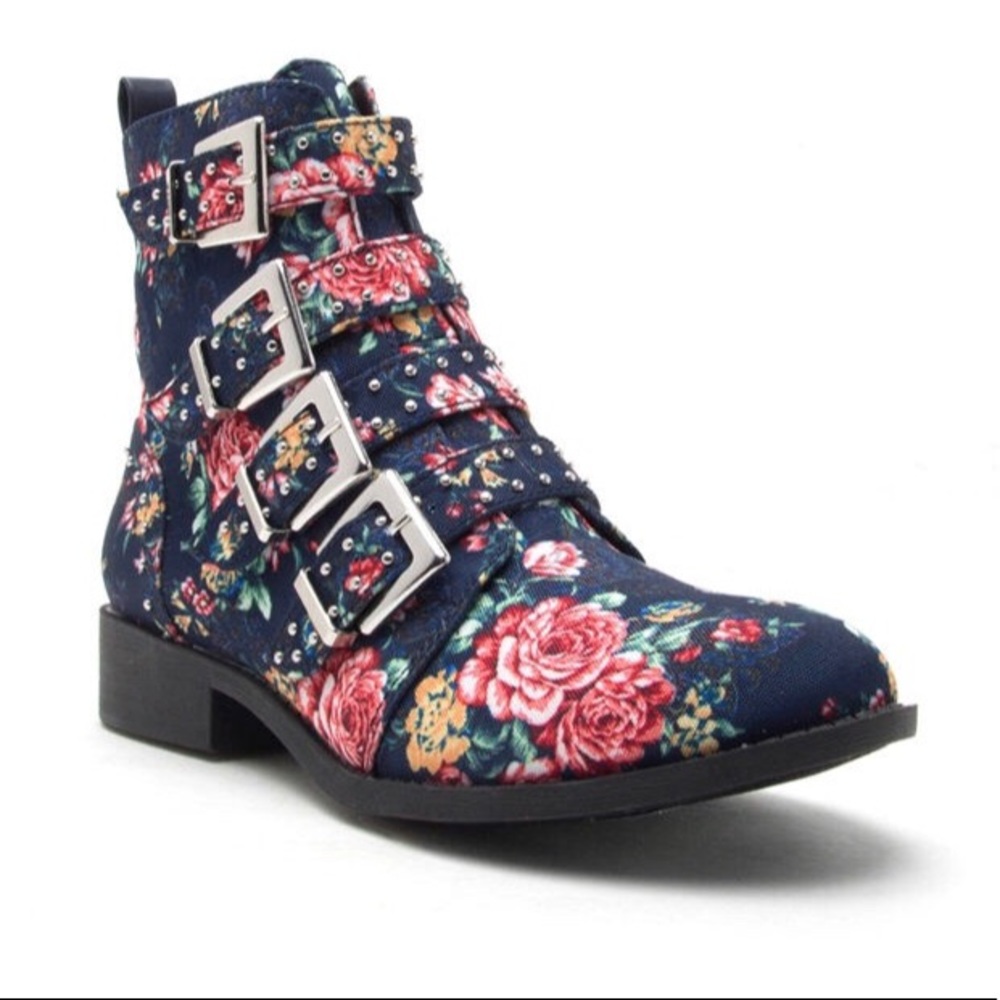 NWT Qupid Vinci boots